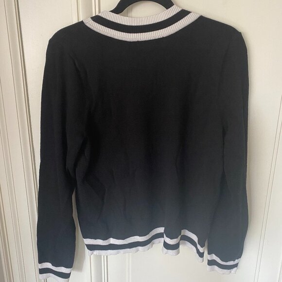 Black & White V-Neck Long-Sleeve Plunge Neck Sweater - Picture 3 of 4